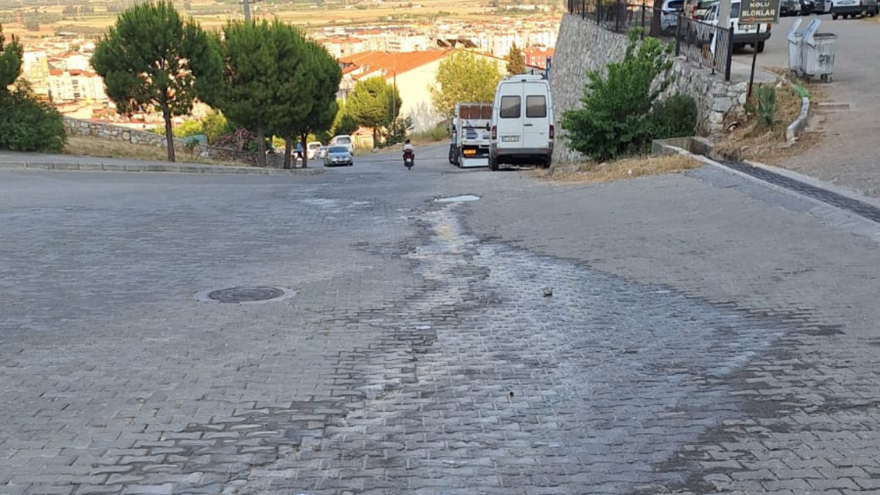 Milas – İsmetpaşa Mahallesi Sodra Evleri yokuşunda günlerdir boşa akan