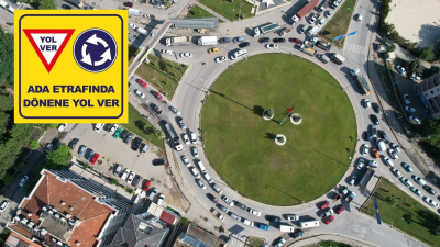 Muğla’nın Milas ilçesindeki Akıllı Kavşak’ta sürücüler, trafik levhalarına rağmen ada