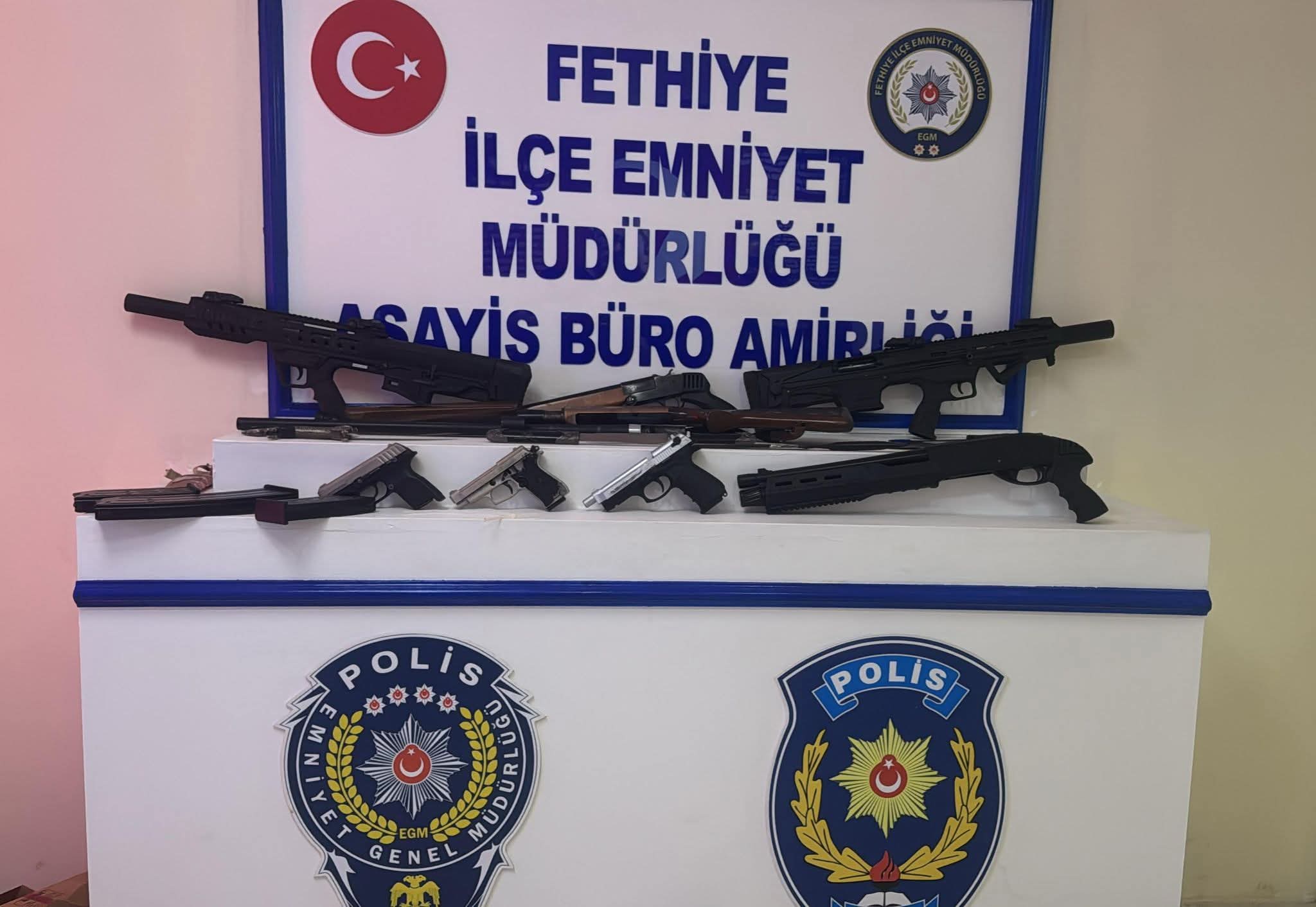 Muğla’nın Fethiye ilçesinde bir iş yeri önüne bırakılan şüpheli çantadan
