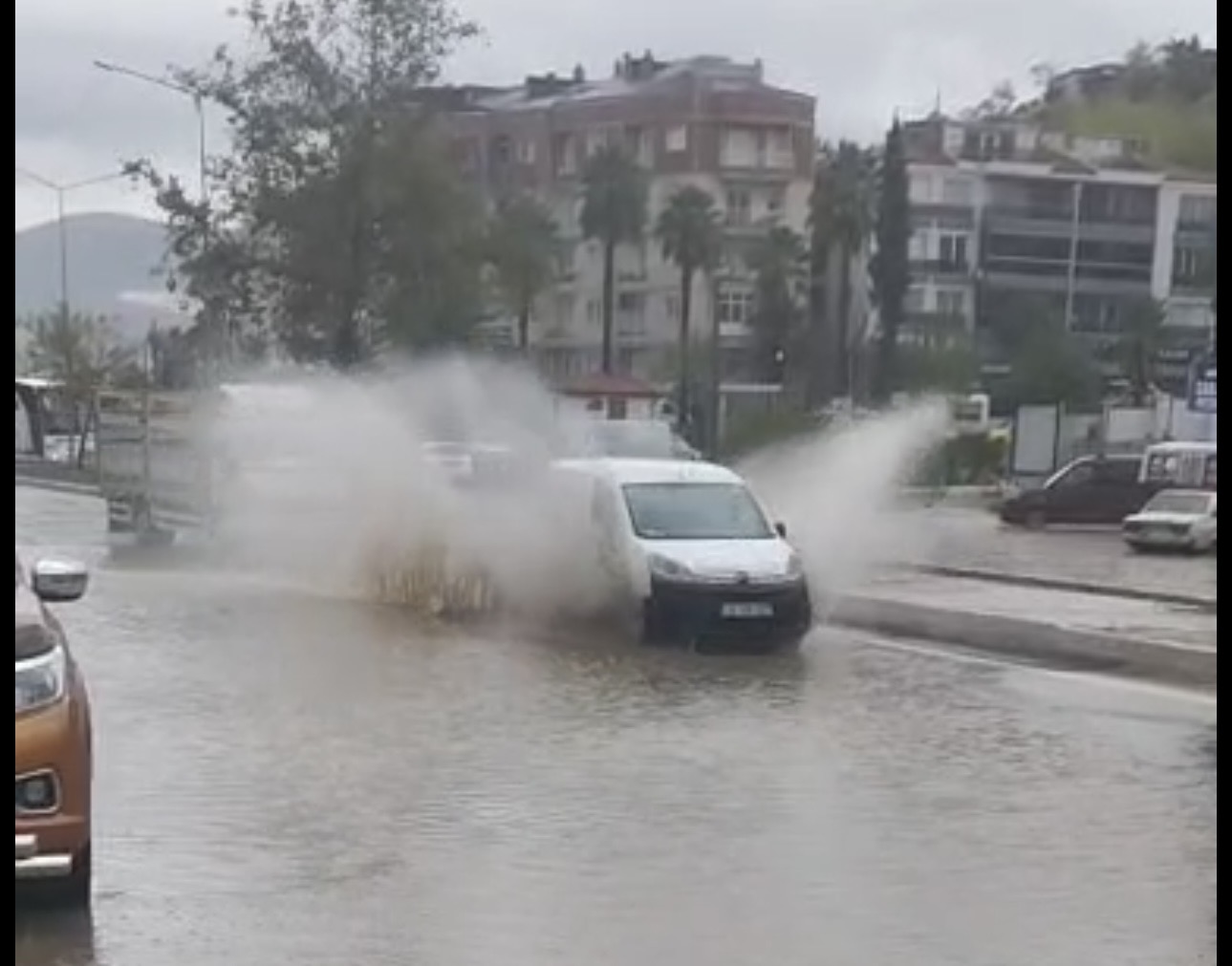 Milas’ta etkili olan sağanak yağışın ardından, ilçenin belirli bölgelerinde yine