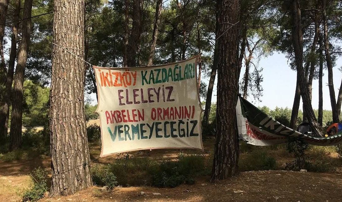 Akbelen’de Direniş Sürüyor: Muhtar “Can Güvenliğimiz Yok” Dedi Muğla’nın Milas ilçesi İkizköy Mahallesi’ne bağlı Akbelen Ormanı’nda, zeytinliklerin madene