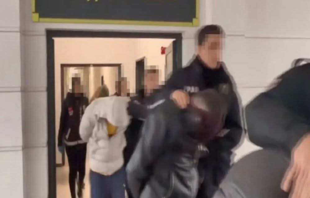 Muğla Dahil 3 İlde Eş Zamanlı Fuhuş Operasyonu: 12 Gözaltı, 14 Kadın Kurtarıldı Kocaeli merkezli olarak İstanbul ve Muğla’da eş zamanlı düzenlenen fuhuş