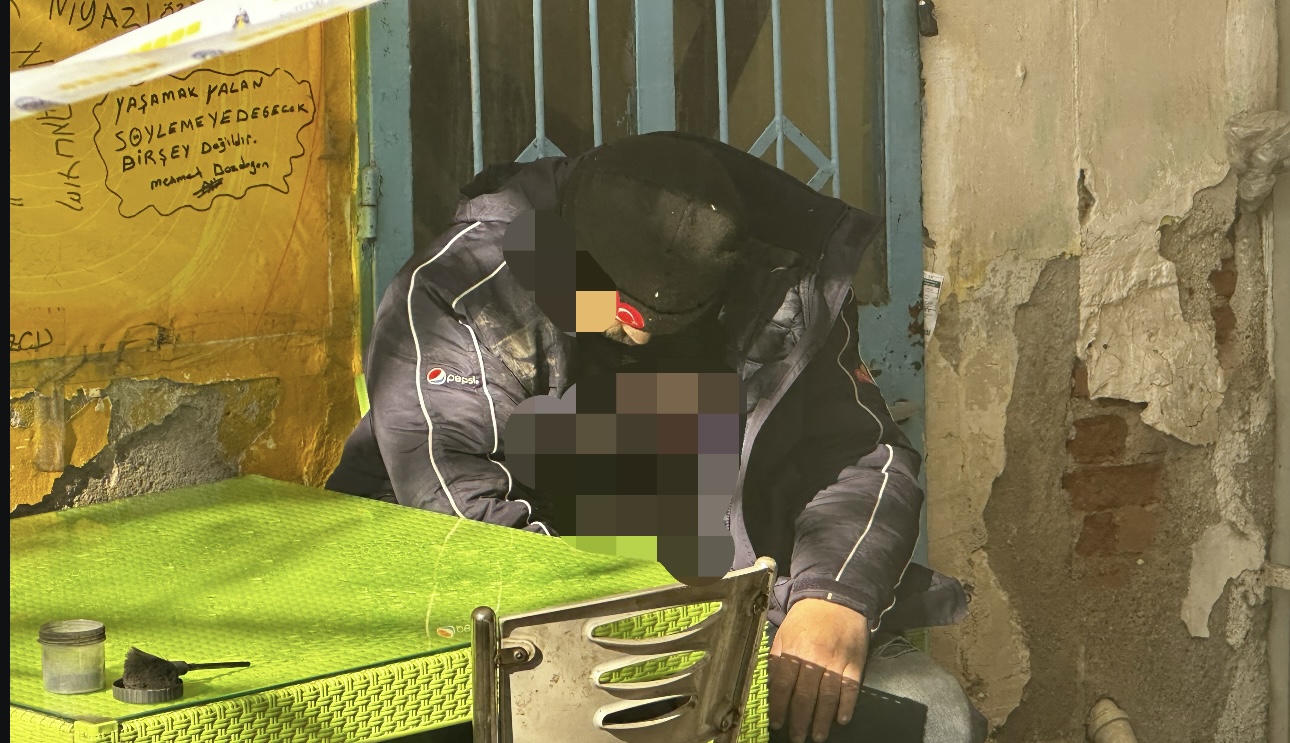 Milas’ta 2 Şubat 2025 tarihinde Arasta bölgesinde sandalyede uyuduğu sırada