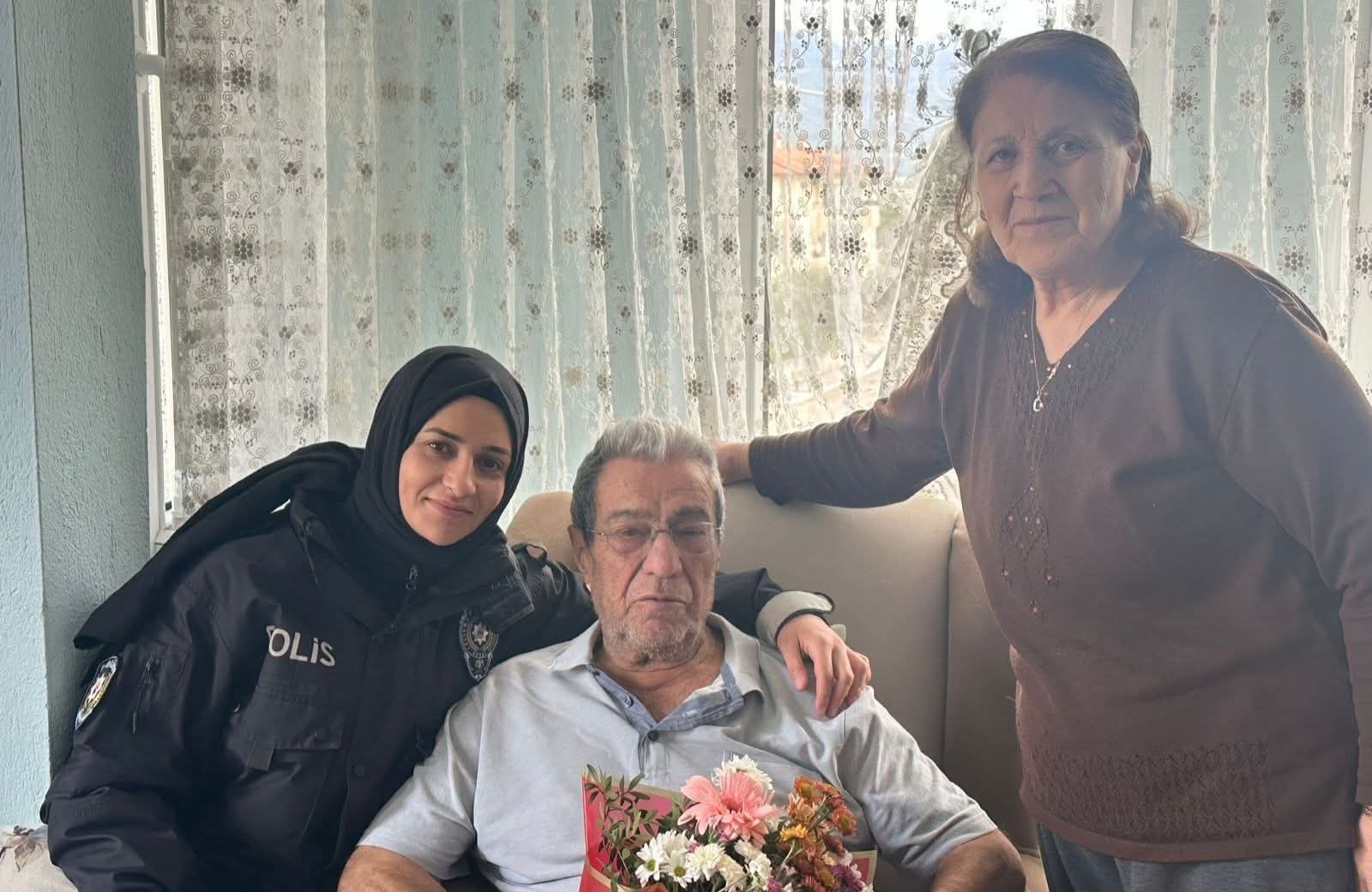 Muğla İl Emniyet Müdürlüğü, 2026 yılına girerken şehit ailelerini unutmadı.