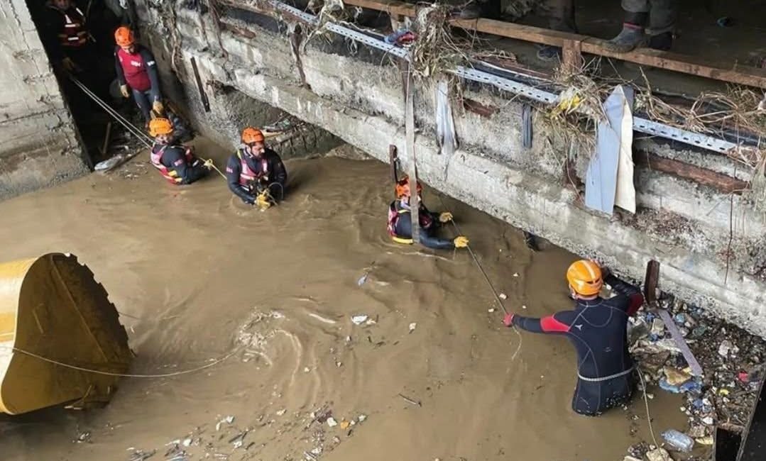 MUĞLA AFAD EKİPLERİ İSTANBUL’DA SEL BÖLGESİNDE GÖREV YAPIYOR İstanbul’da yaşanan sel felaketinin ardından Muğla AFAD ekipleri, bölgede yürütülen